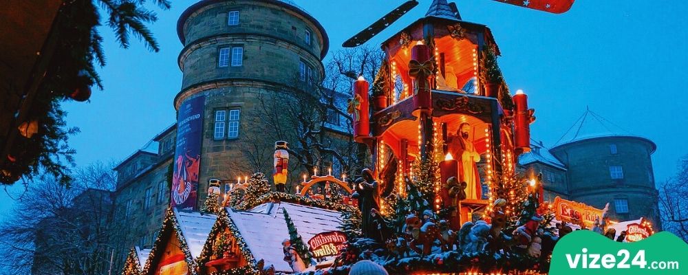Stuttgart Weihnachtsmarkt noel pazarı ve ışıklı atmosfer