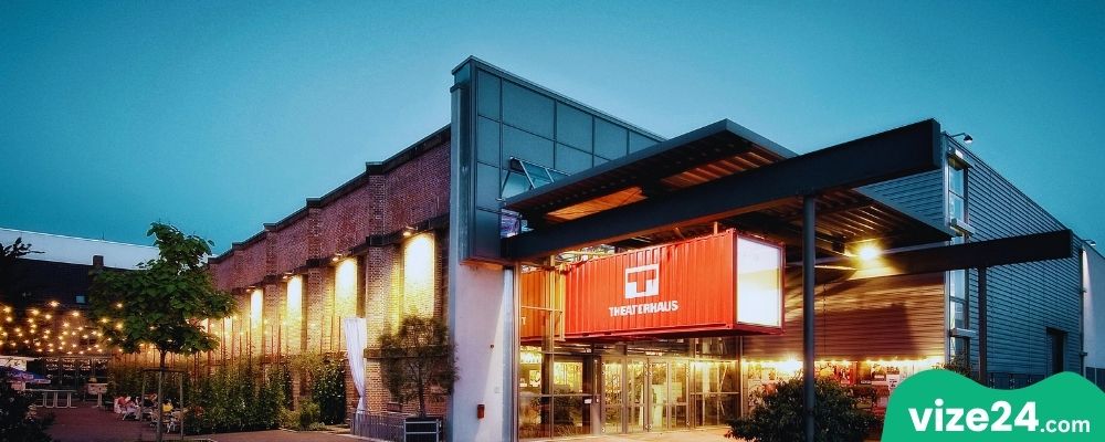 Theaterhaus Stuttgart çağdaş tiyatro binası ve sahne performansı