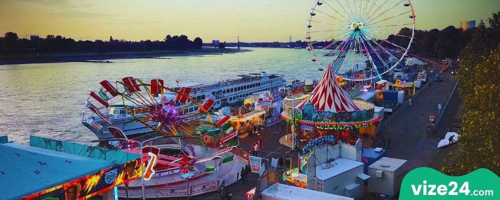 Tonhallenufer Düsseldorf sahil yürüyüş yolu