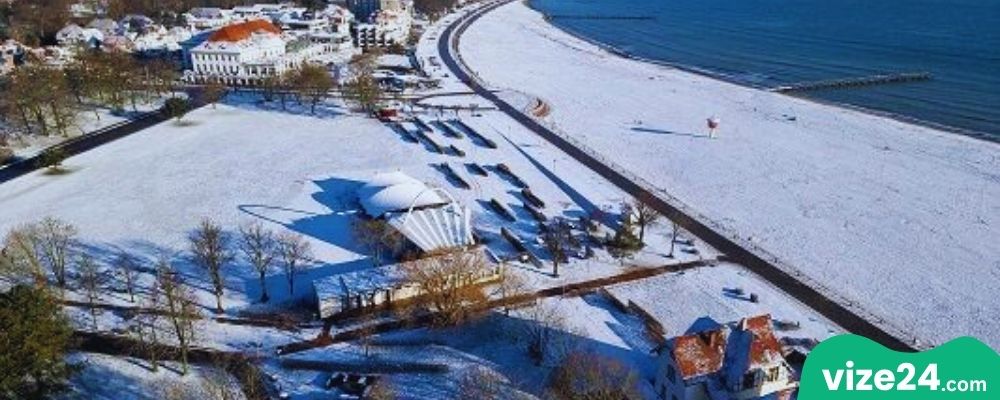 Travemünde plajı ve deniz feneri Lübeck yakınları