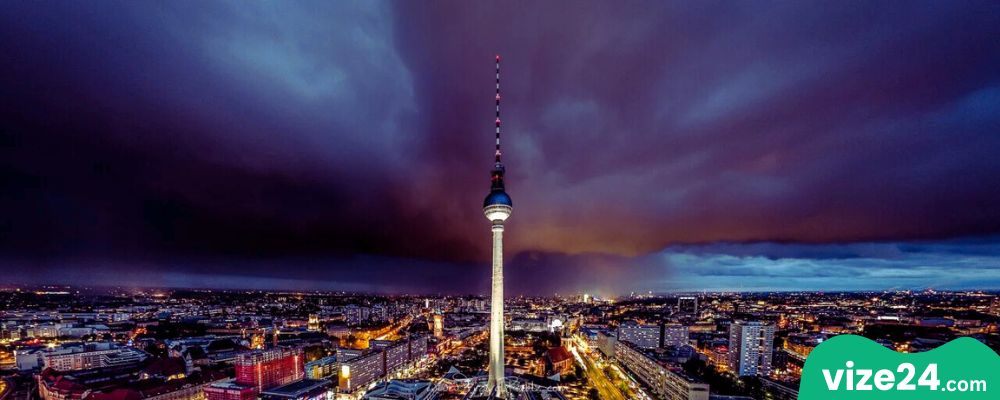 Berlin TV Kulesi Alexanderplatz