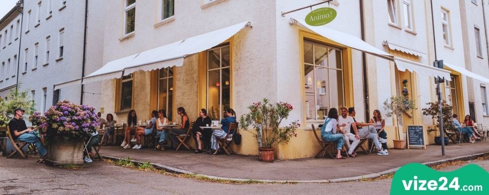 Ulm kafeleri tatlılar ve kahve sunumu