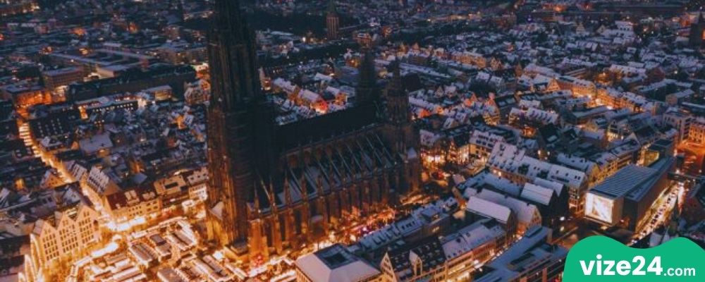 Ulm Noel pazarı stantları ve Ulm Minster önündeki ışıklandırmalar