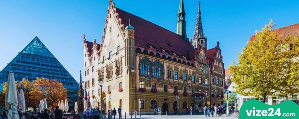 Ulm Rathaus tarihi belediye binası ve renkli cephe detayları