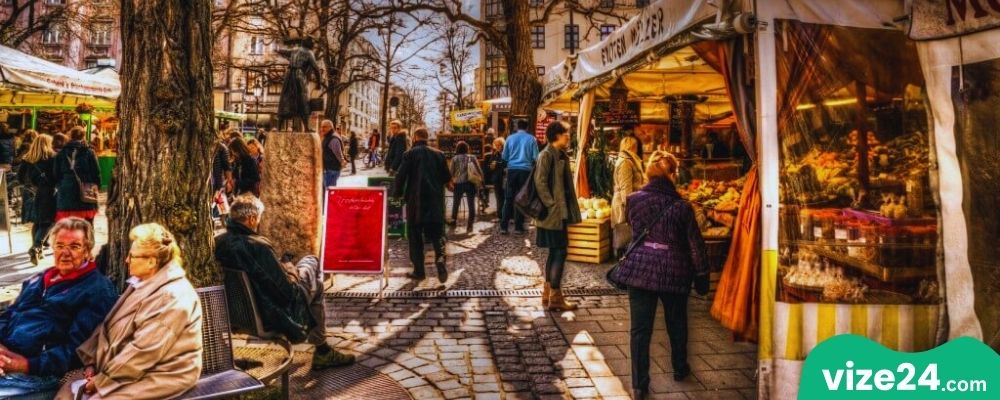 Münih Viktualienmarkt yerel pazar tezgahları
