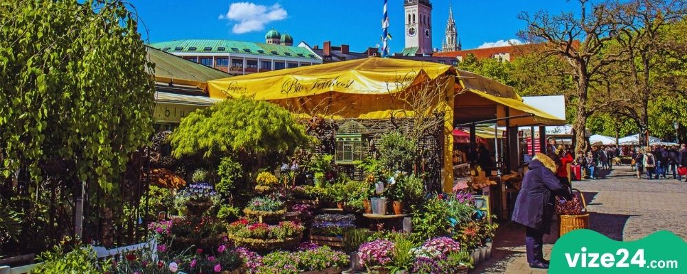 Münih Viktualienmarkt açık pazarında taze ürünler