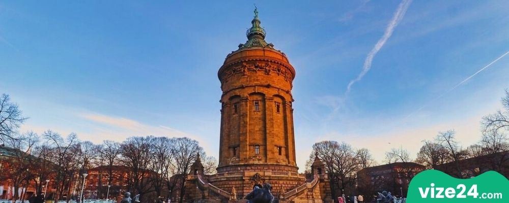 Wasserturm Mannheim su kulesi ve Friedrichsplatz bahçeleri