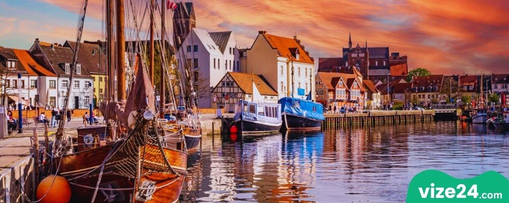 Wismar Baltık Denizi limanı ve tarihi evler