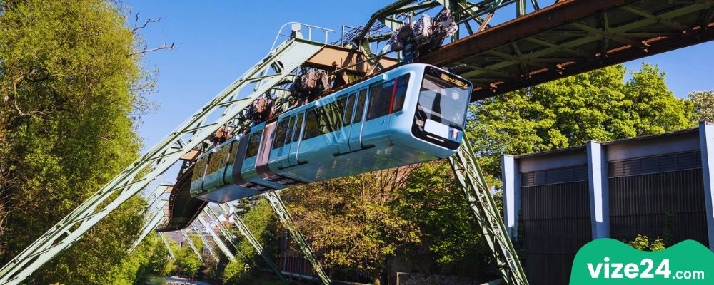 Wuppertal asma tramvay ve şehir manzarası
