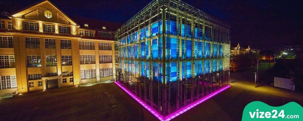 ZKM Karlsruhe dijital sanat ve medya teknolojisi müzesi